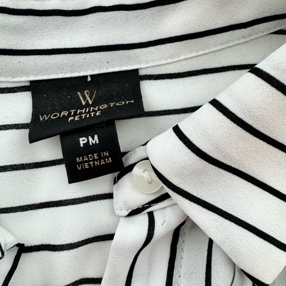 Worthington sleeveless button down blouse 
Size petite medium - Picture 6 of 6